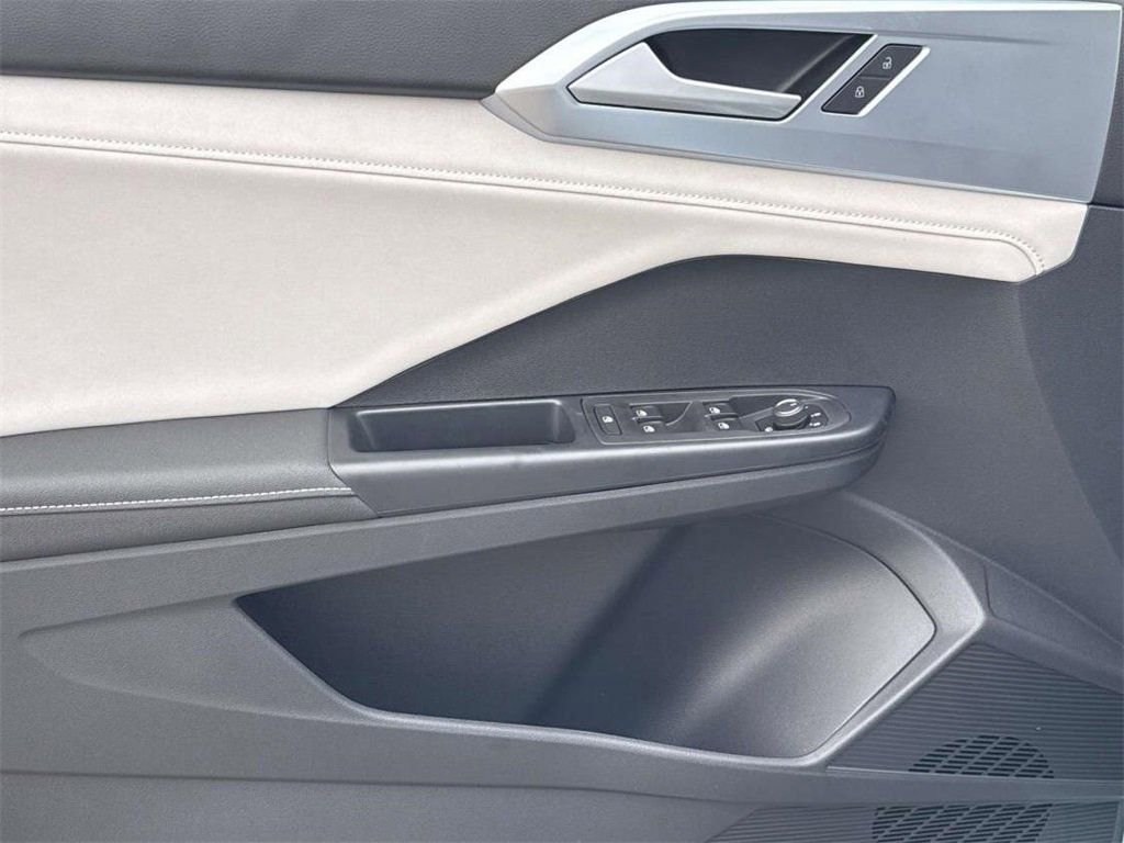 New 2025 Volkswagen Taos SE image 13