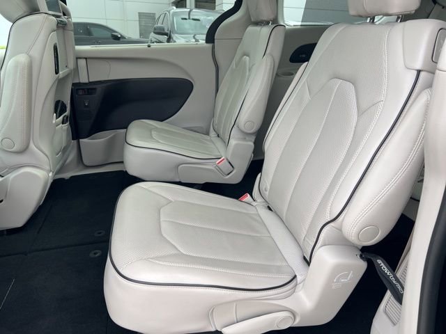 Used 2021 Chrysler Pacifica Limited w/ Uconnect Theater Family Group image 16