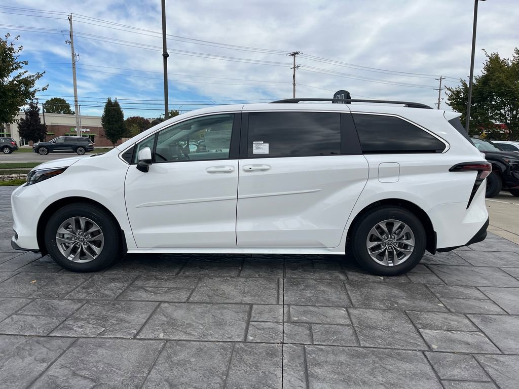 New 2025 Toyota Sienna LE image 2