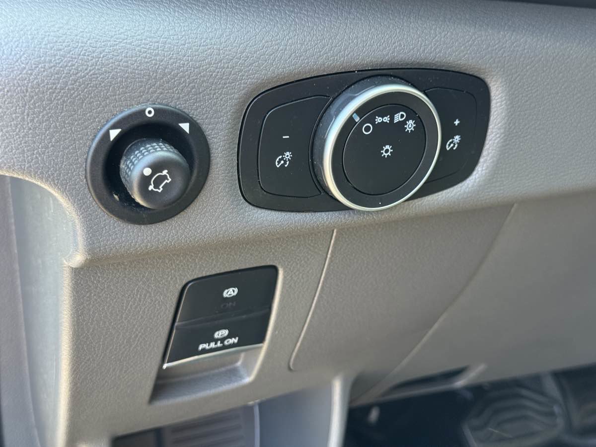 Used 2023 Ford E-Transit Medium Roof image 25