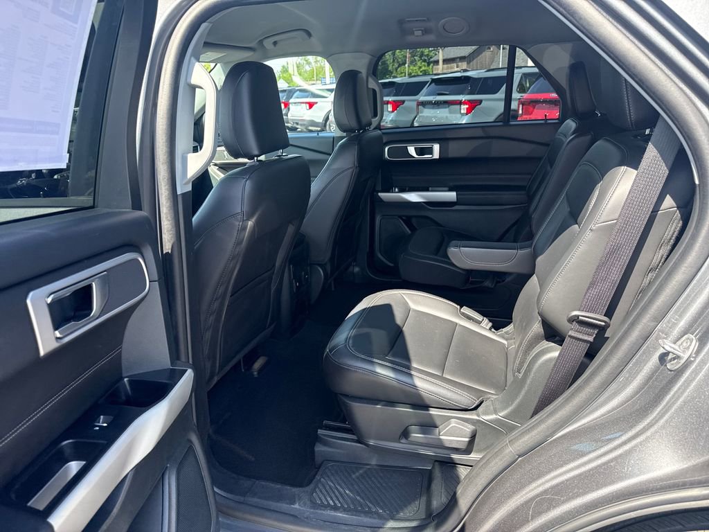 Used 2024 Ford Explorer XLT w/ Equipment Group 202A AWD/4WD image 17