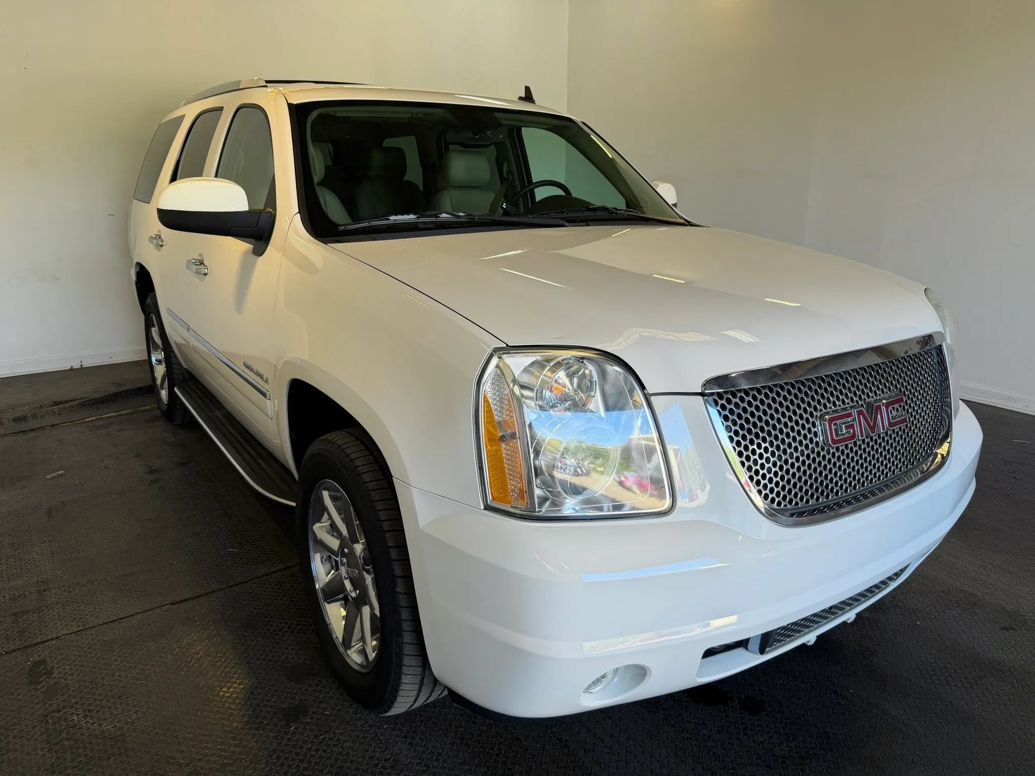 Used 2012 GMC Yukon Denali AWD/4WD image 4