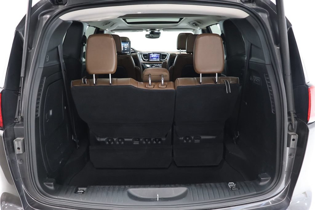 Used 2017 Chrysler Pacifica Limited w/ UConnect Theater Package FWD image 37