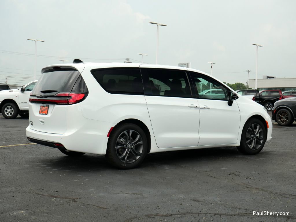 New 2026 Chrysler Pacifica Select image 14