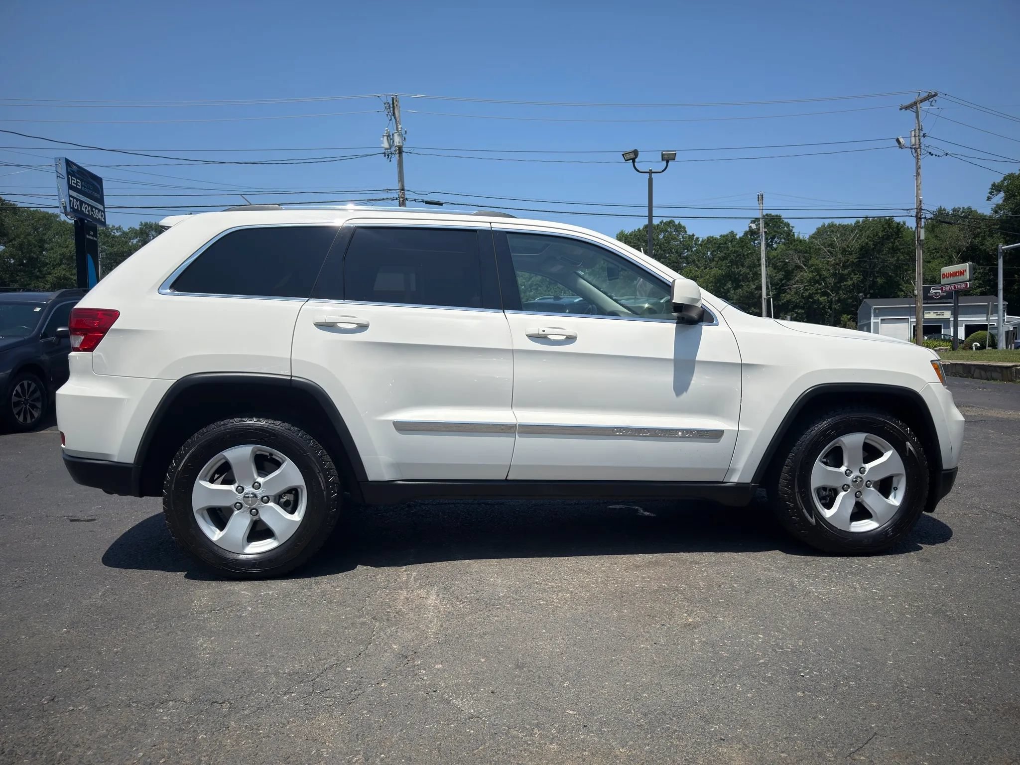 Used 2011 Jeep Grand Cherokee Laredo AWD/4WD image 8