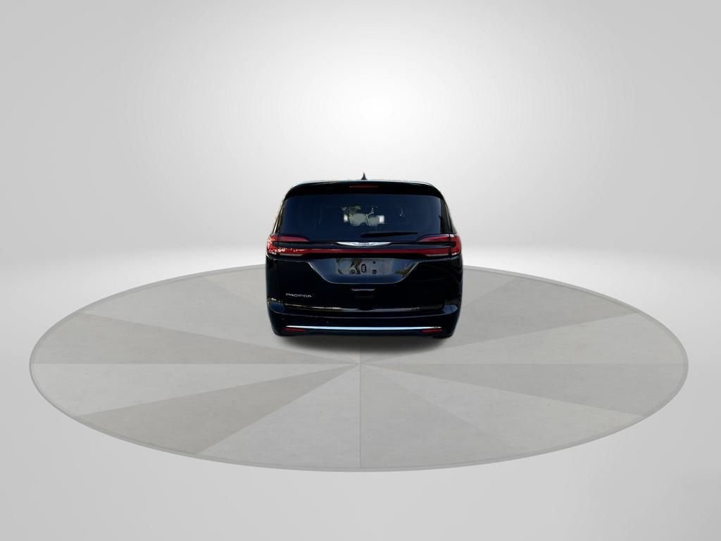 Certified 2024 Chrysler Pacifica Touring-L image 6