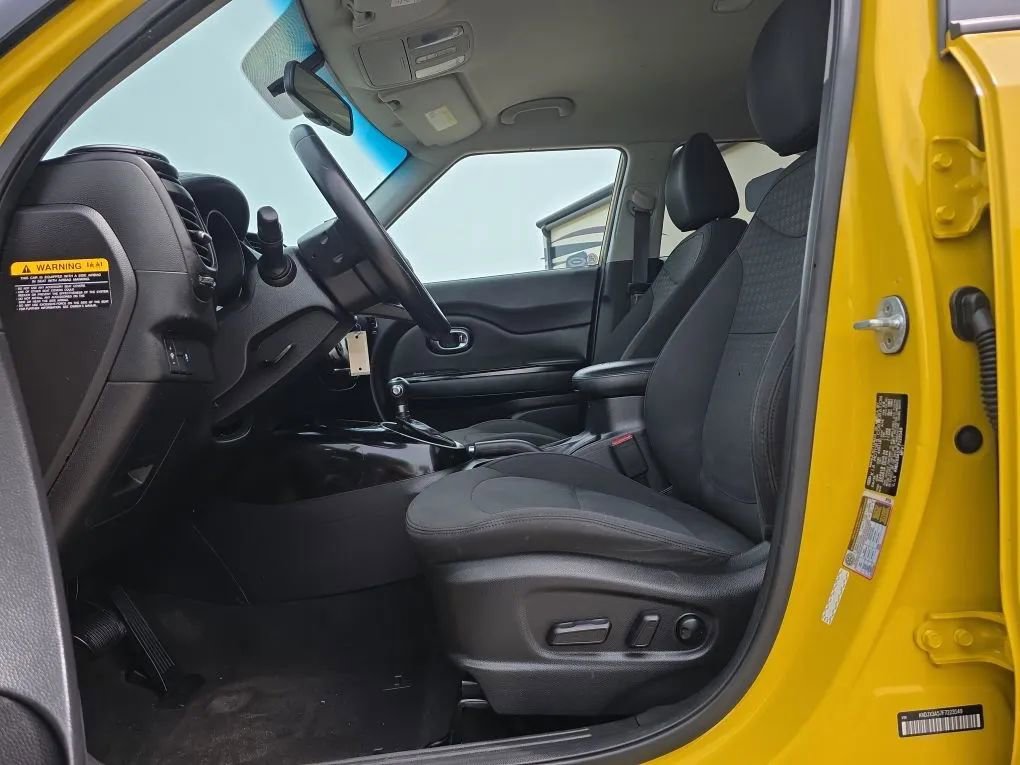 Used 2015 Kia Soul ! FWD image 14