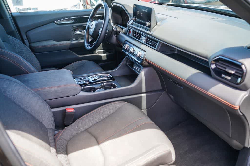 Used 2025 Honda Pilot Sport image 14