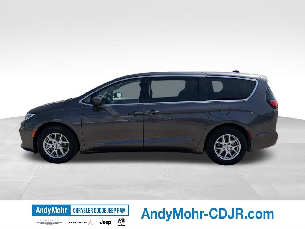 Used 2023 Chrysler Pacifica Touring-L FWD image 4