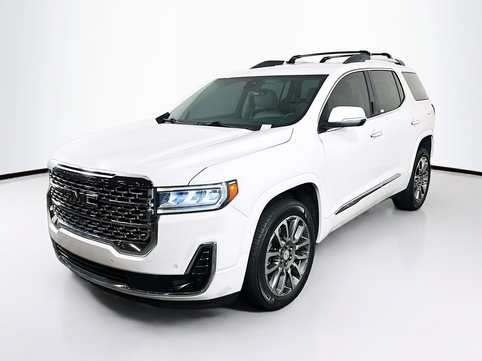 Used 2021 GMC Acadia Denali w/ Denali Technology Package FWD image 3