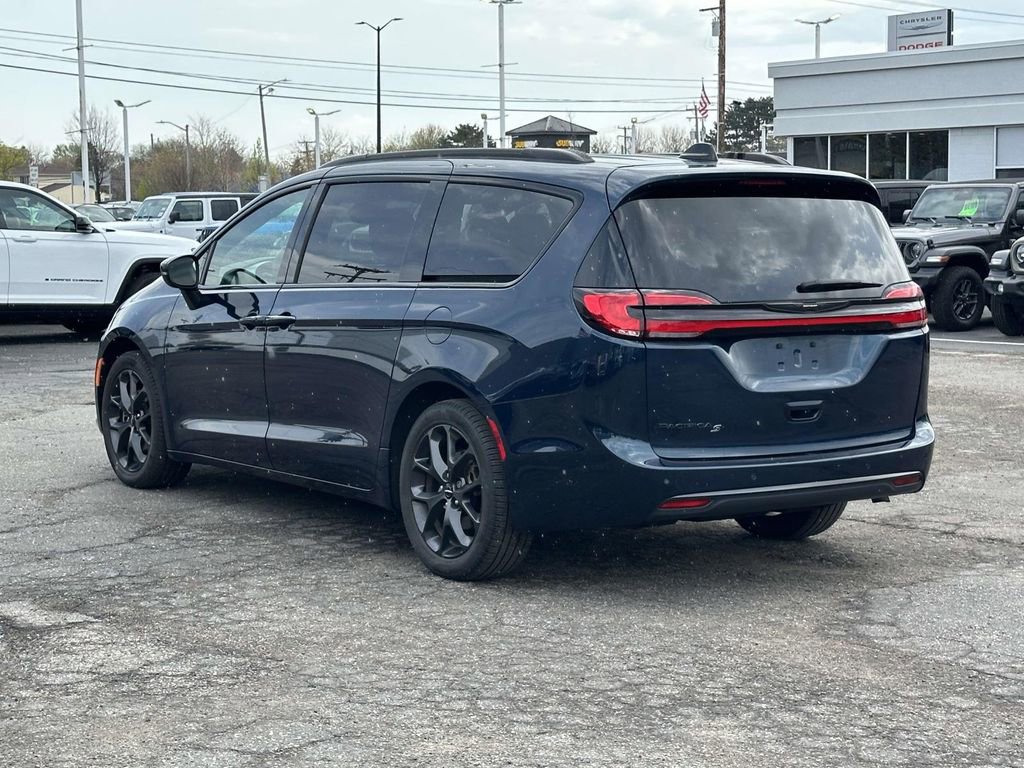 Used 2023 Chrysler Pacifica Touring-L w/ S Appearance Package FWD image 6