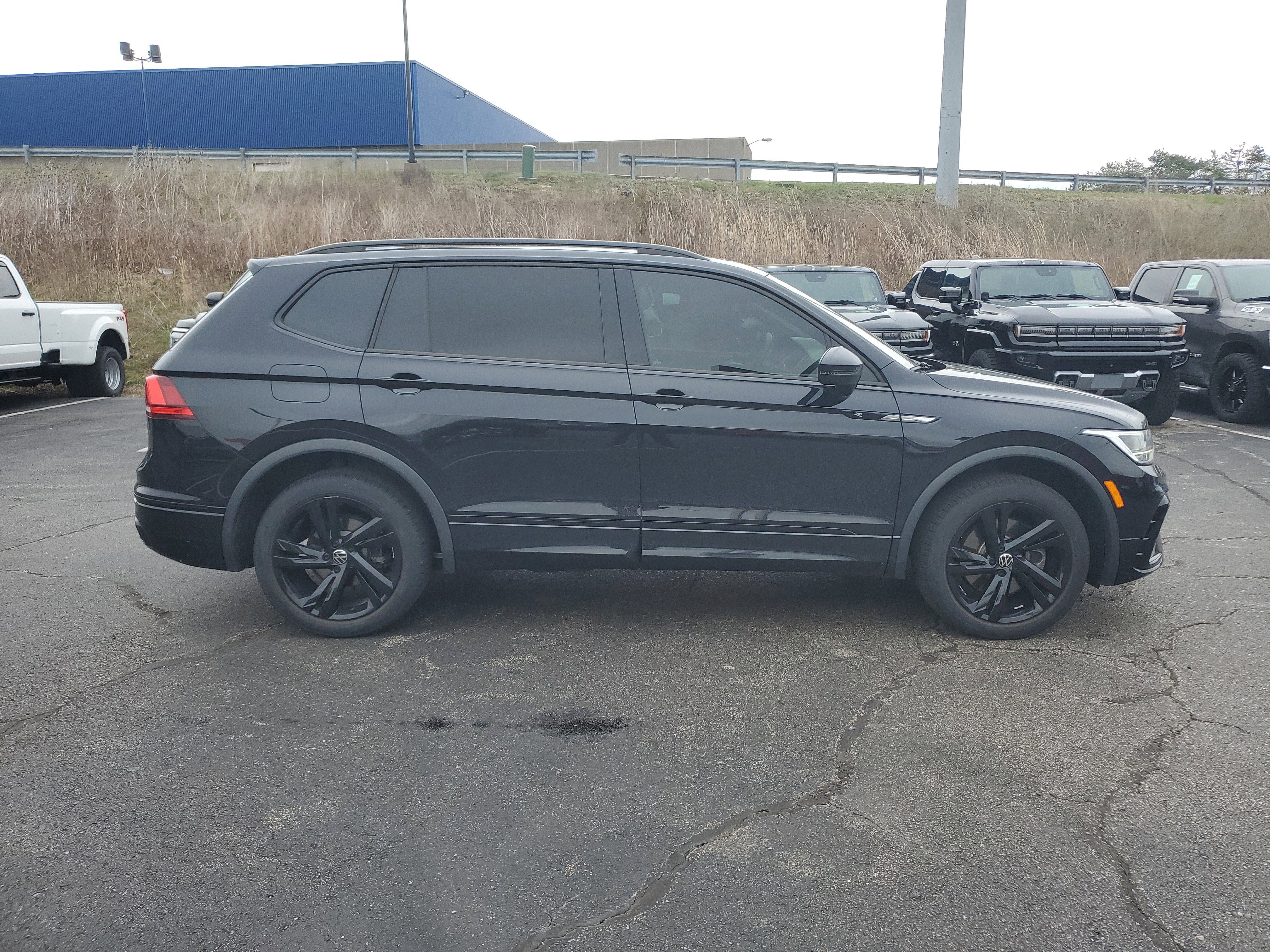 Used 2024 Volkswagen Tiguan SE R-Line image 3