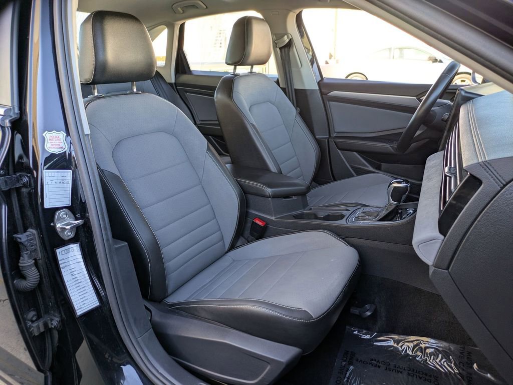 Used 2025 Volkswagen Jetta SE image 28