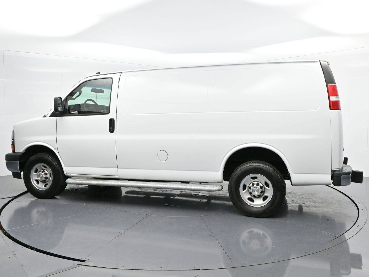 Used 2022 Chevrolet Express 2500 w/ Driver Convenience Package image 4
