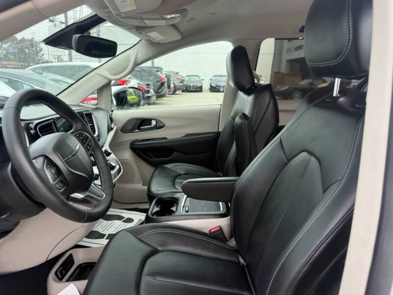Used 2024 Chrysler Pacifica Touring-L FWD image 21