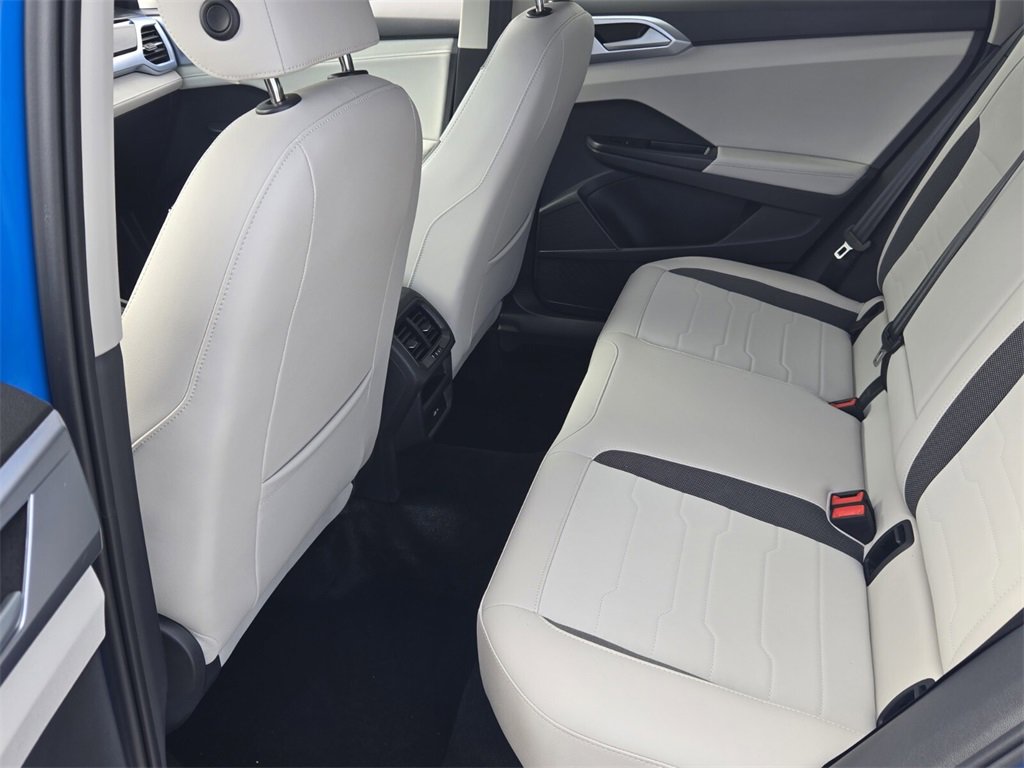 Certified 2025 Volkswagen Taos SE image 12