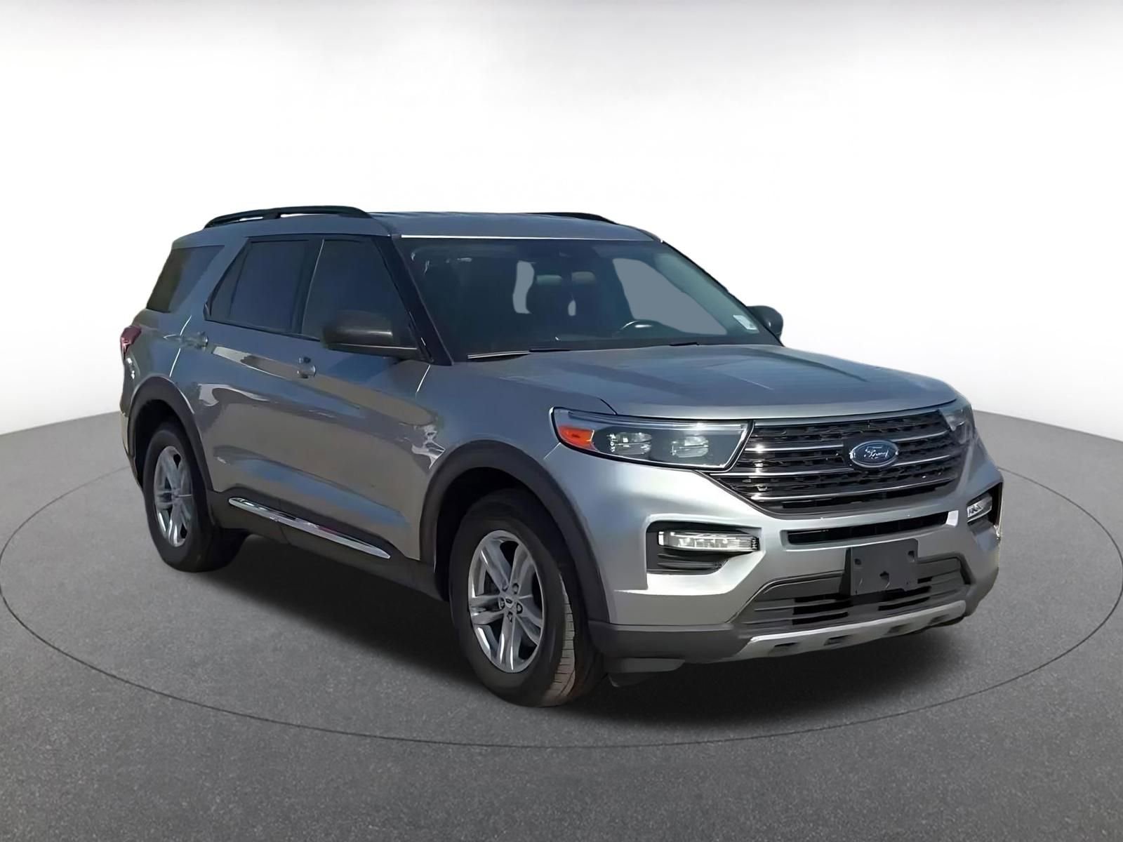 Used 2024 Ford Explorer XLT w/ Equipment Group 202A image 3