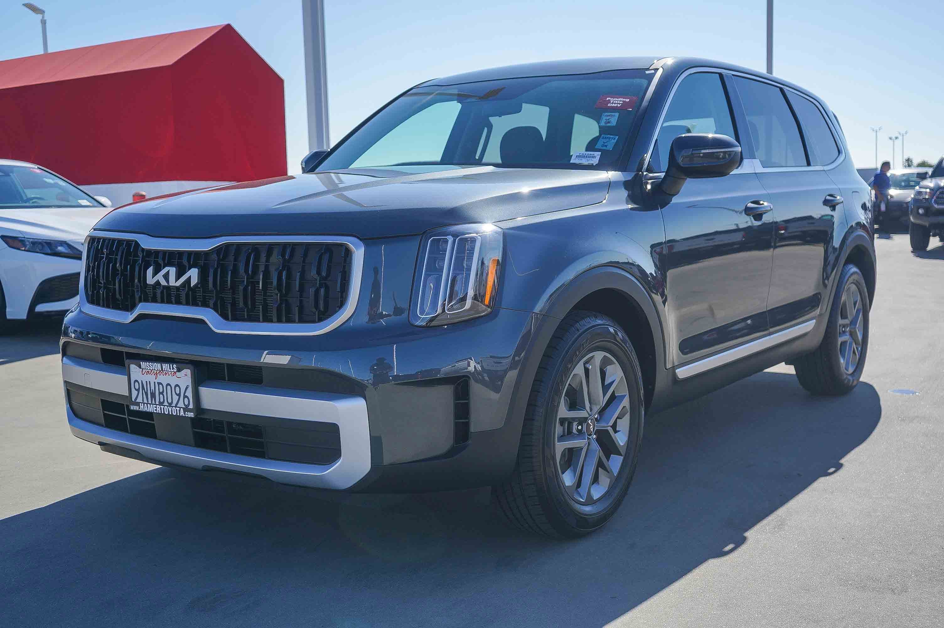 Used 2024 Kia Telluride LX image 3
