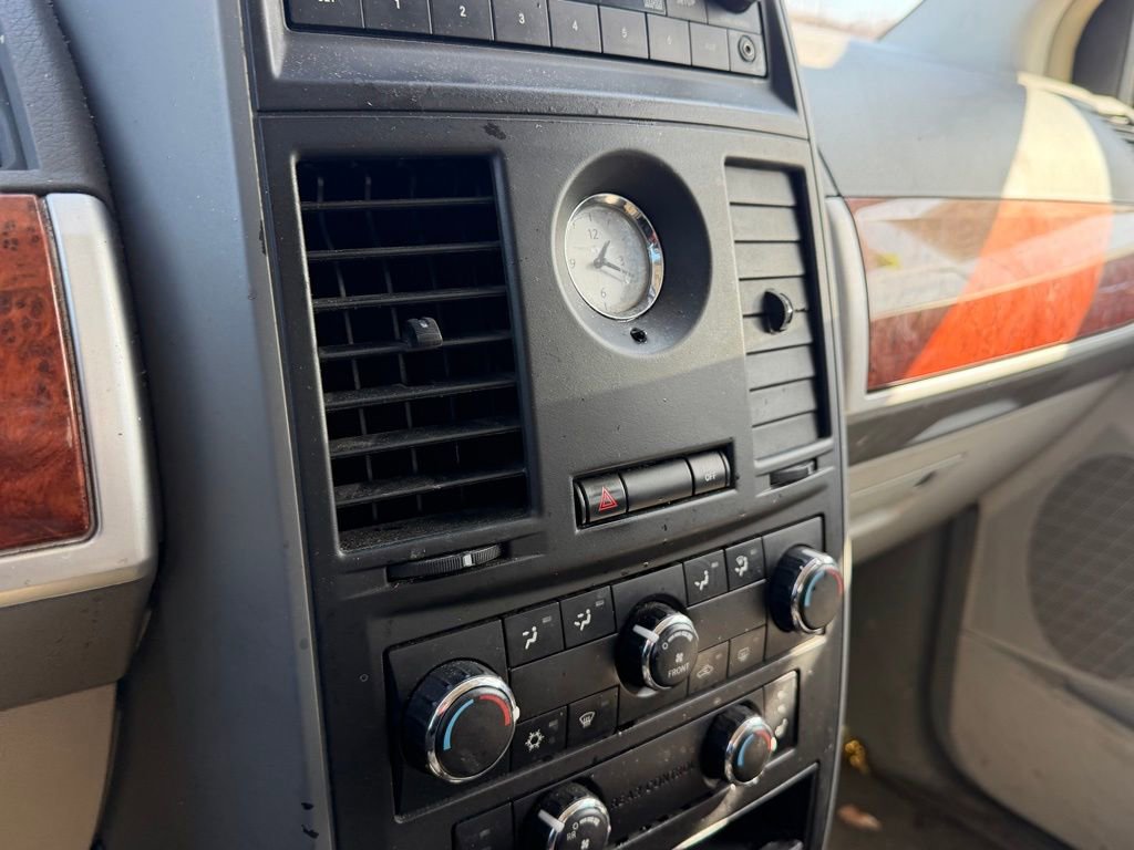 Used 2008 Chrysler Town & Country Touring FWD image 19