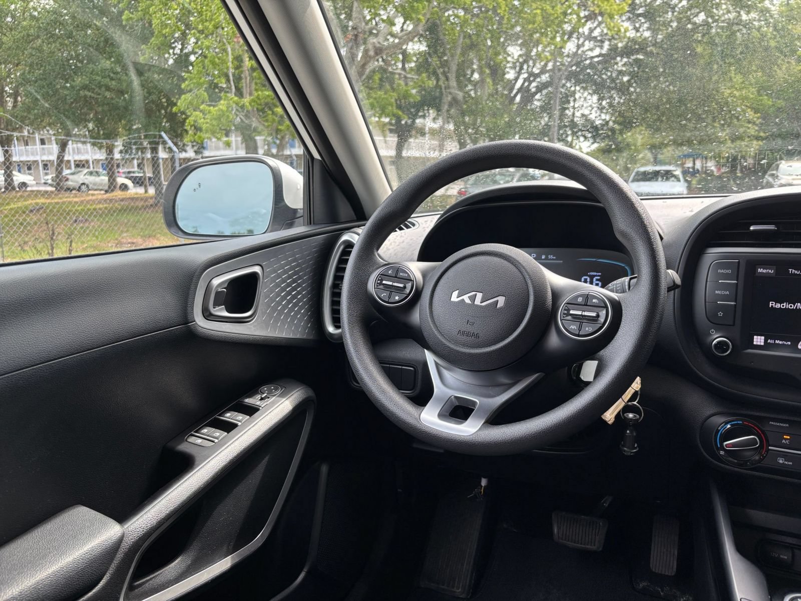 Used 2025 Kia Soul LX w/ LX Technology Package FWD image 32