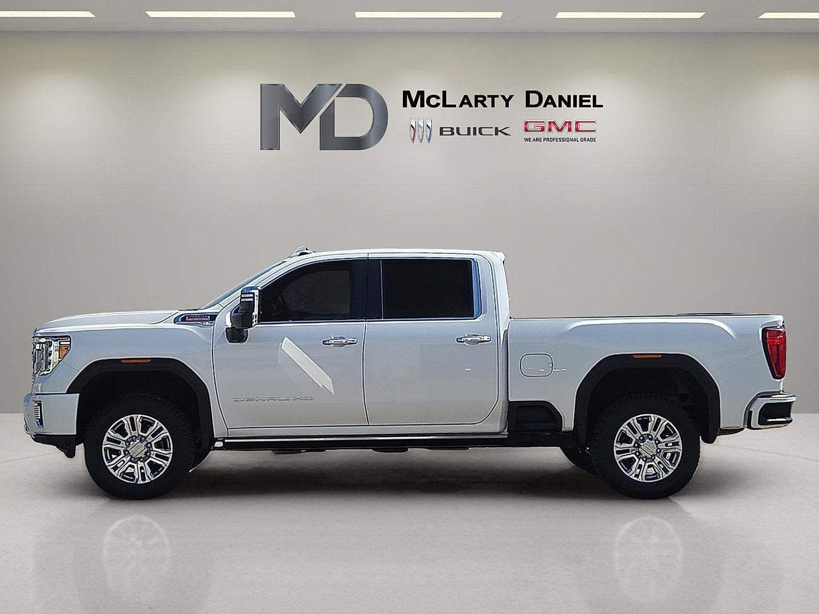 Certified 2023 GMC Sierra 2500 Denali w/ Denali Ultimate Package AWD/4WD image 2