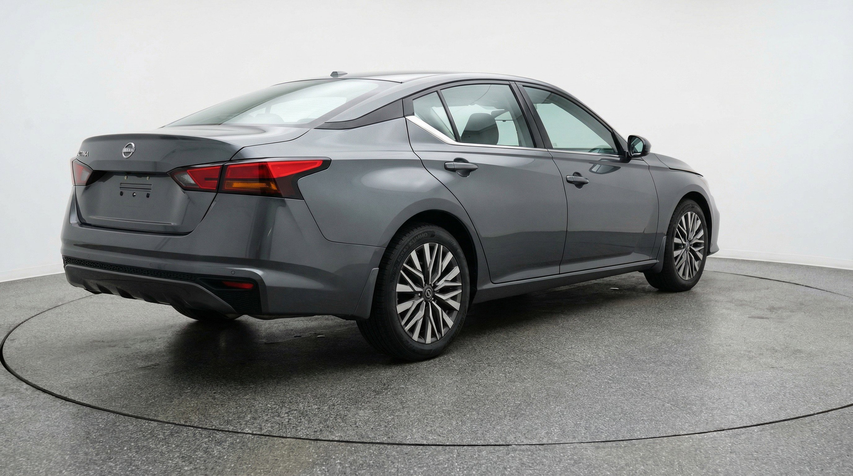 Used 2025 Nissan Altima 2.5 SV FWD image 9