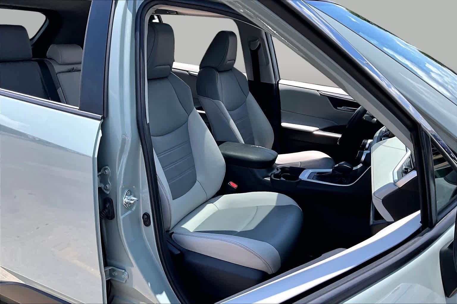 Used 2020 Toyota RAV4 XLE Premium FWD image 9