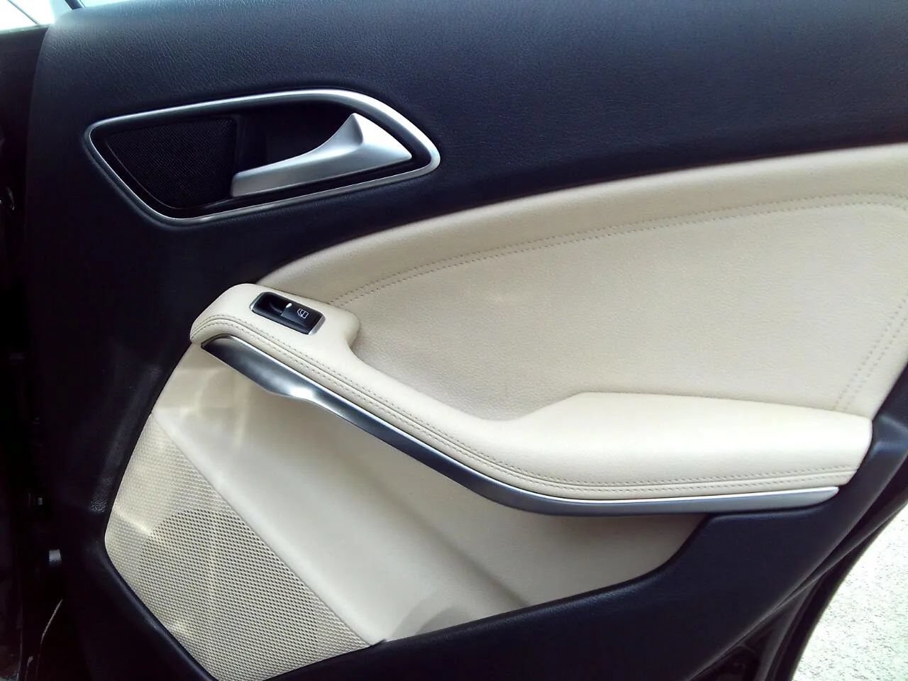 Used 2015 Mercedes-Benz CLA 250 4MATIC w/ Premium 1 Package image 26