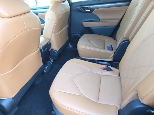New 2026 Toyota Highlander Platinum image 11