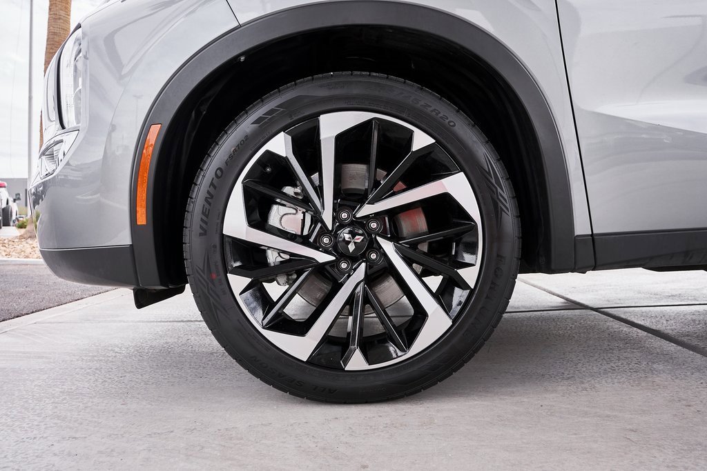 Used 2024 Mitsubishi Outlander SE image 3