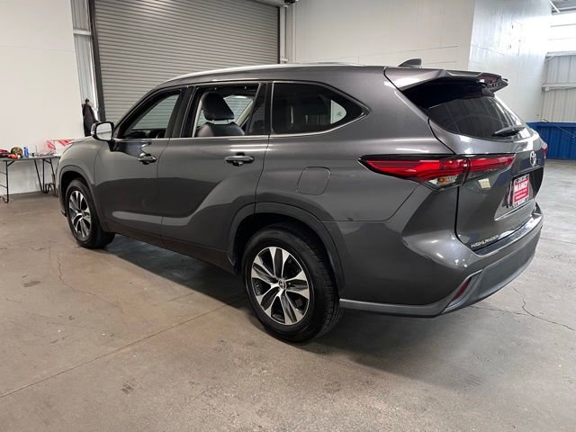 Used 2021 Toyota Highlander XLE FWD image 5