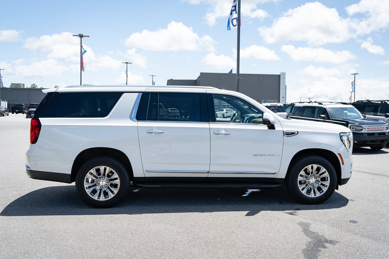 Used 2025 GMC Yukon XL Denali AWD/4WD image 11