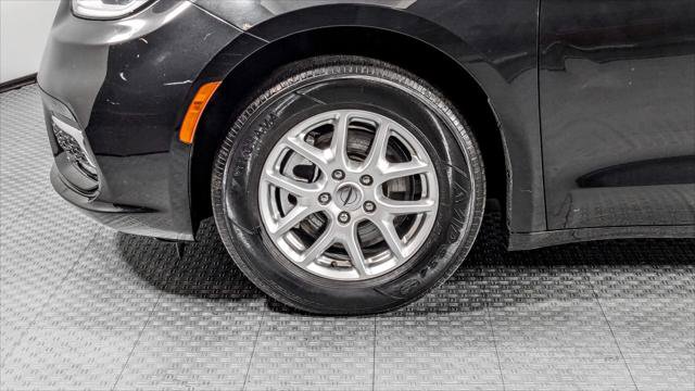Used 2023 Chrysler Pacifica Touring-L FWD image 34