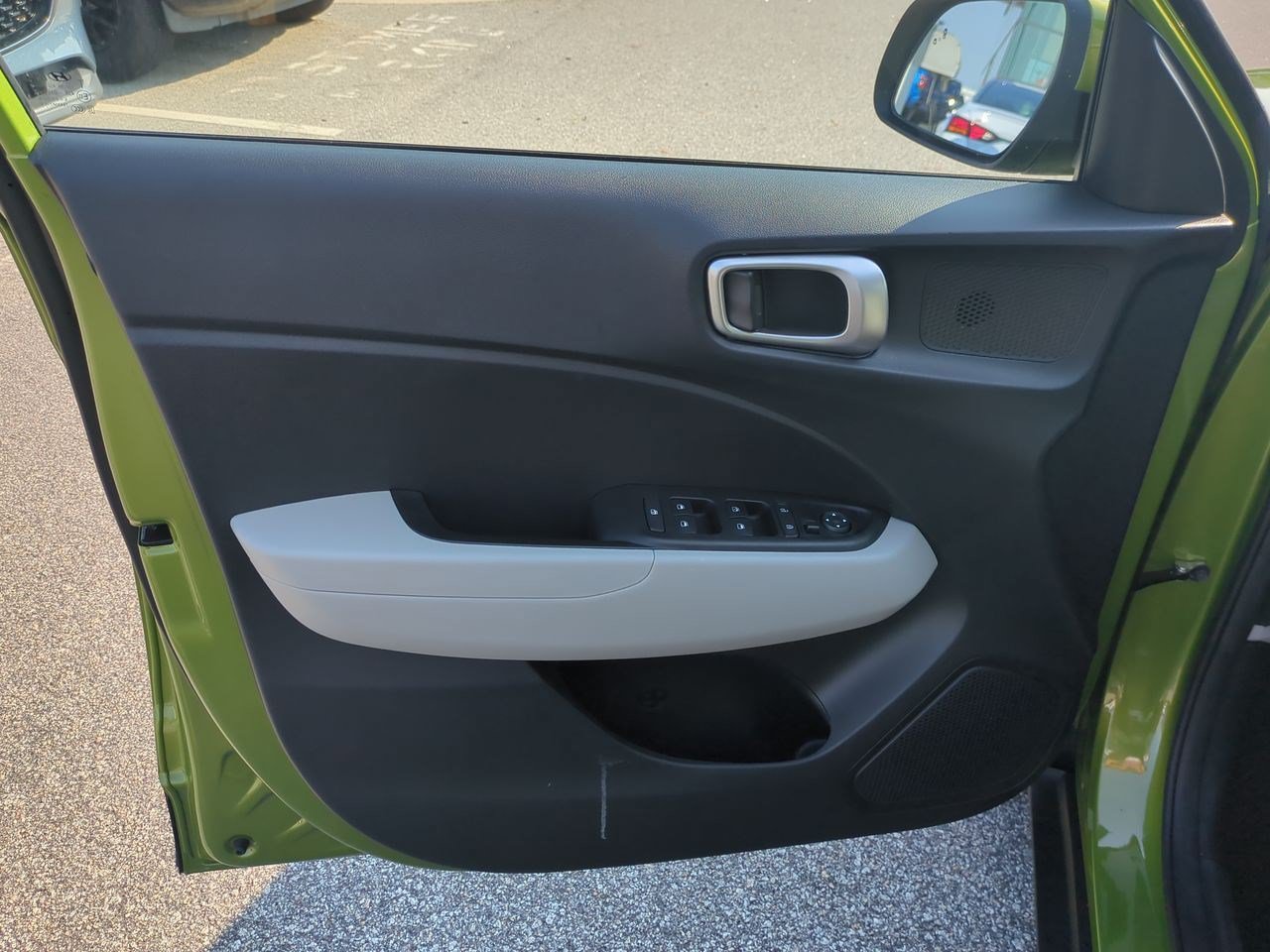 Used 2023 Hyundai Venue SEL FWD image 13