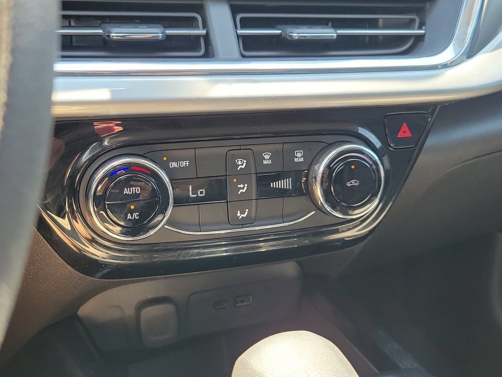 Used 2025 Chevrolet Trax LT FWD image 29