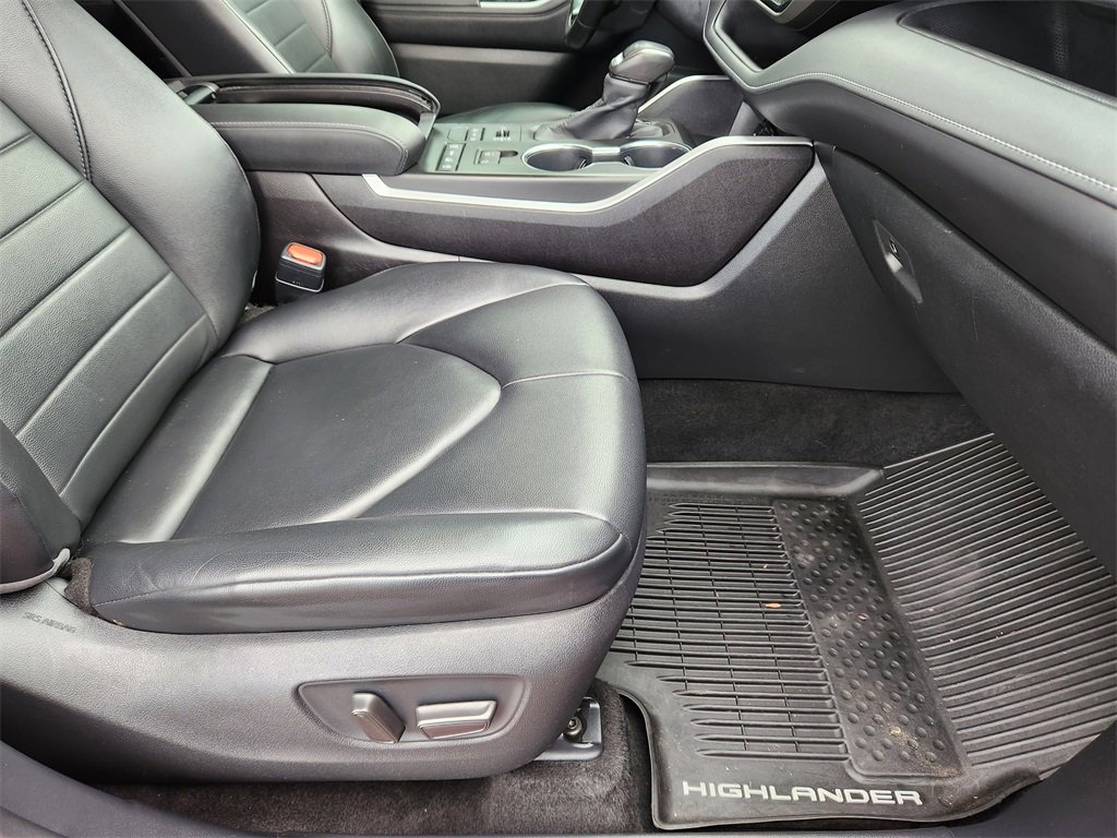Used 2020 Toyota Highlander XLE image 16