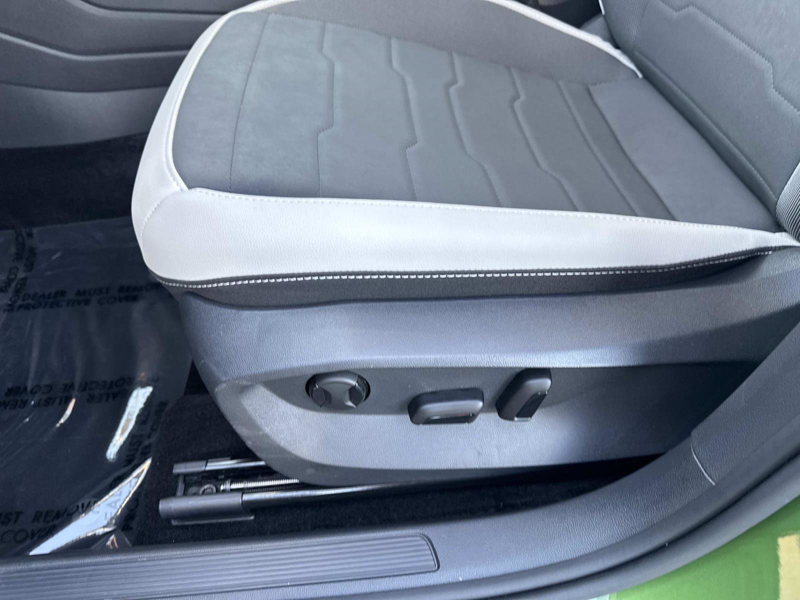 Certified 2025 Volkswagen Taos SE w/ Panoramic Sunroof Package image 14