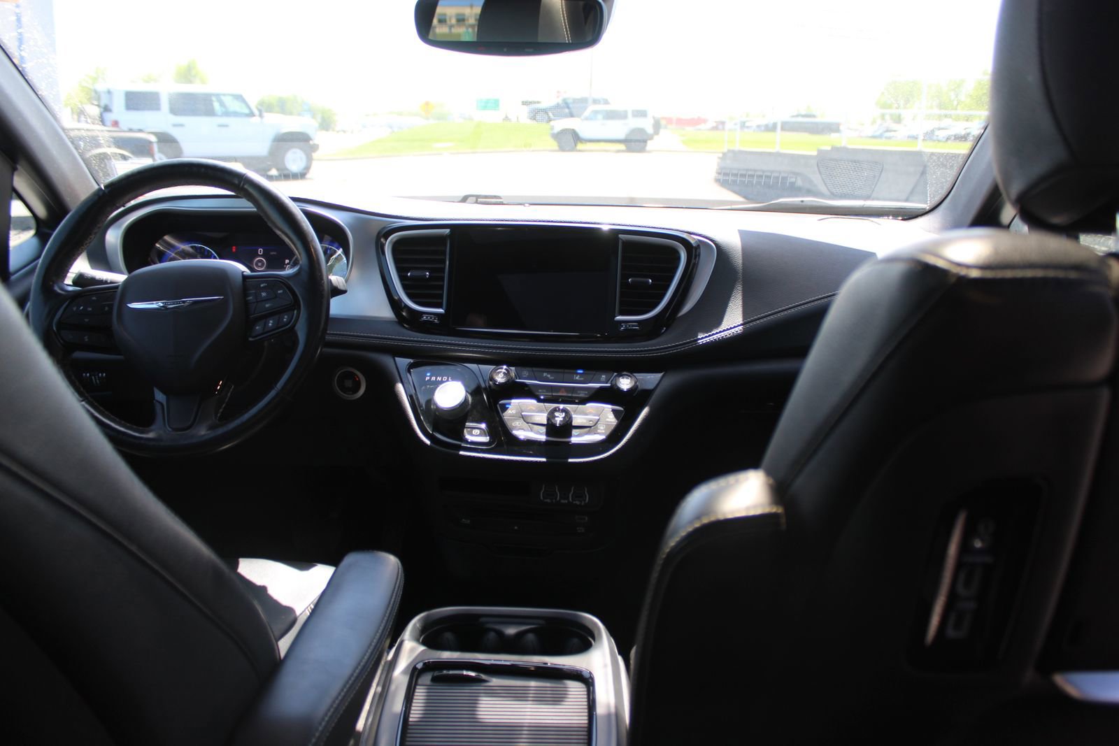 Used 2021 Chrysler Pacifica Touring-L w/ Uconnect Theater Family Group FWD image 14