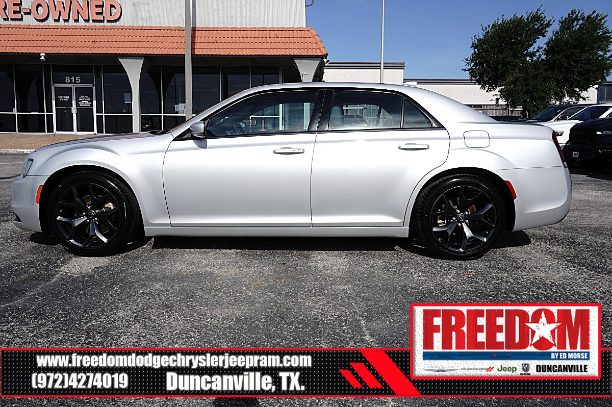 Used 2023 Chrysler 300 S RWD image 2