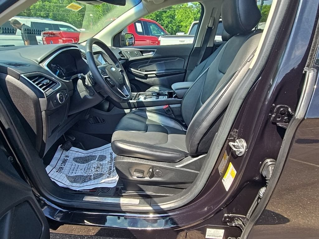 Certified 2019 Ford Edge Titanium w/ Cold Weather Package AWD/4WD image 17
