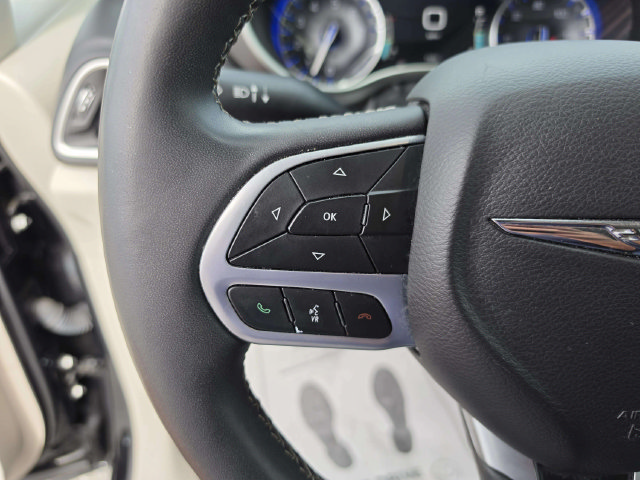Used 2024 Chrysler Pacifica Touring-L FWD image 37