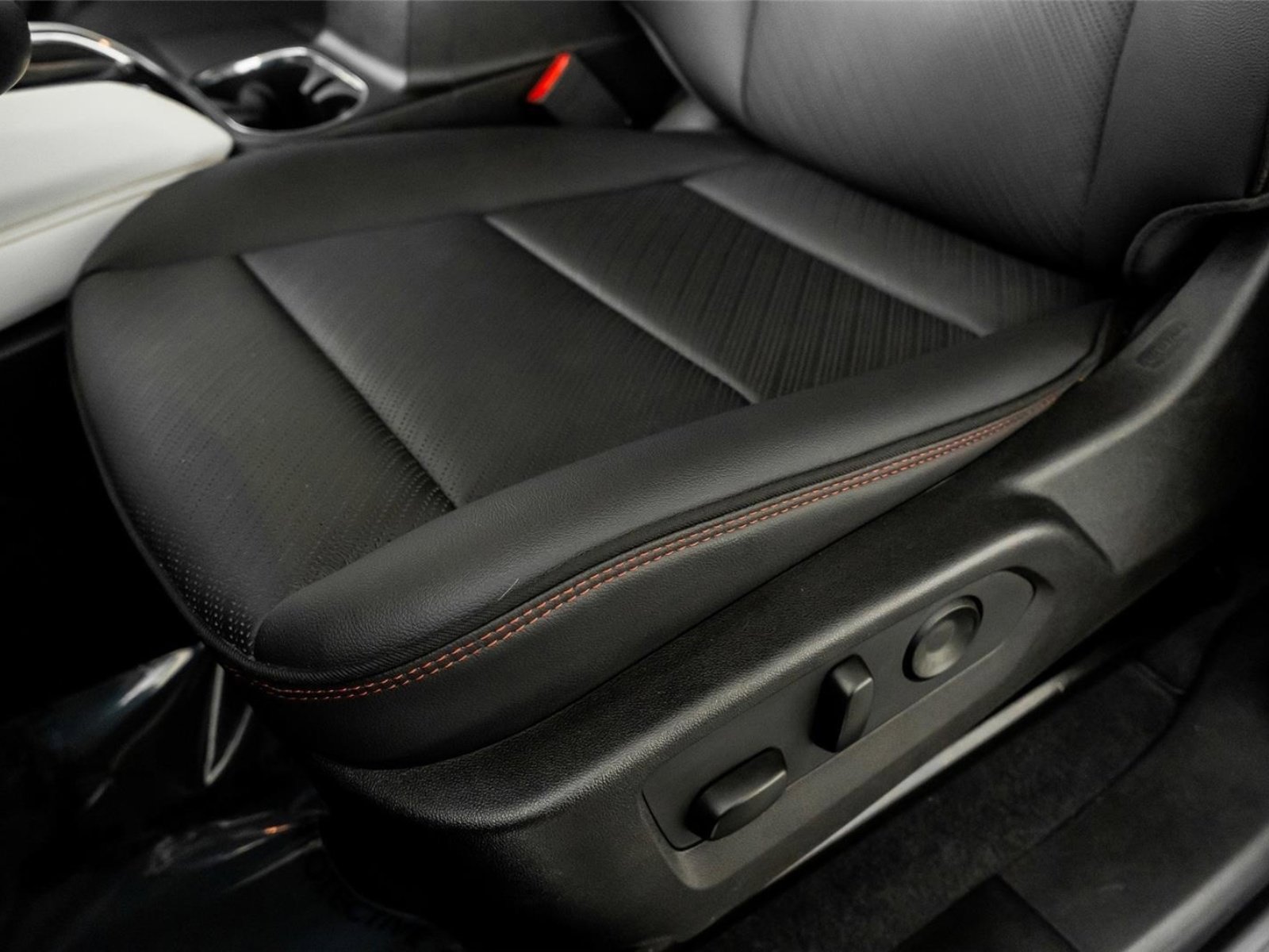 Used 2025 GMC Canyon AT4 w/ AT4X Package image 27