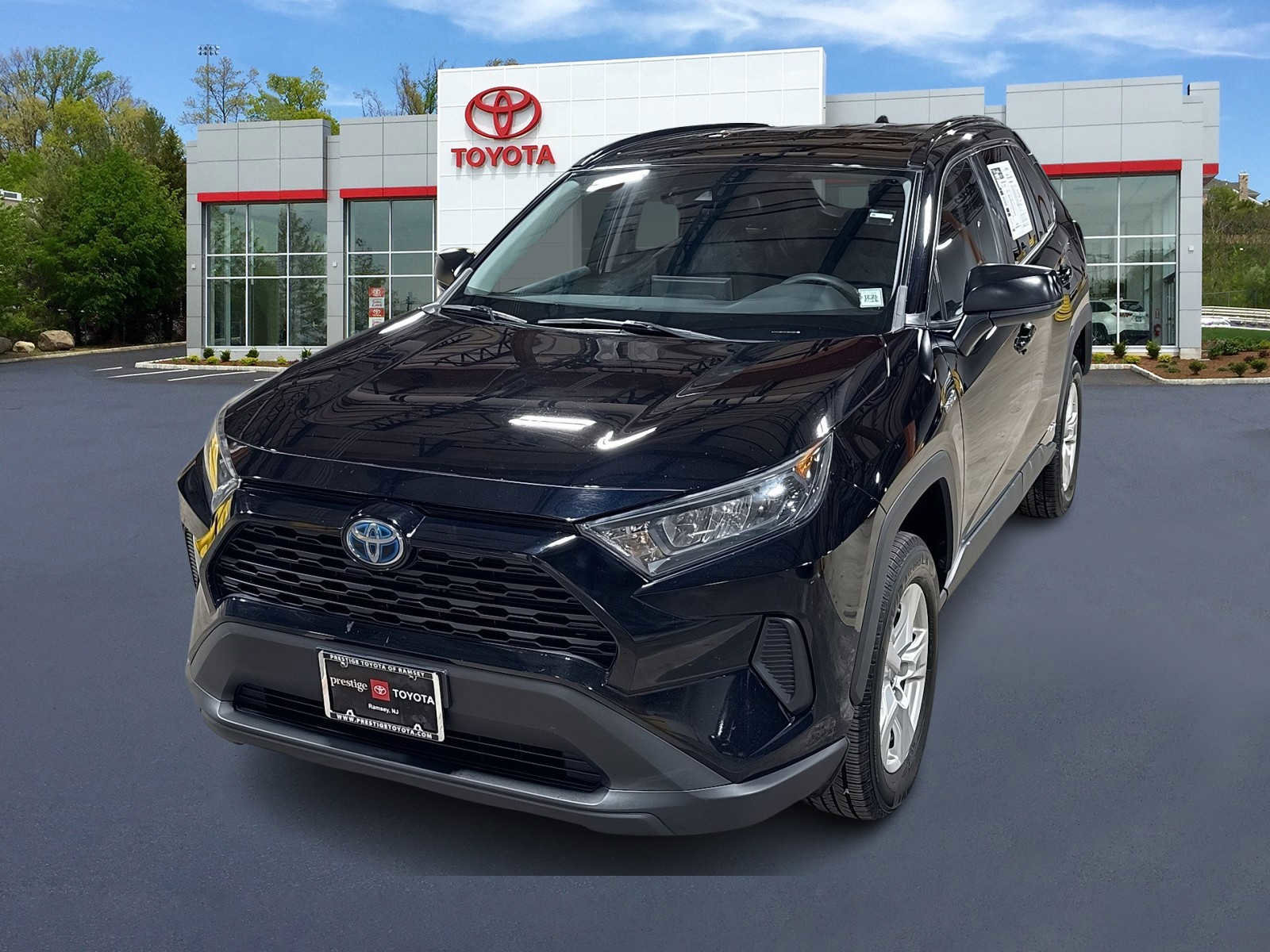 Used 2020 Toyota RAV4 LE image 1
