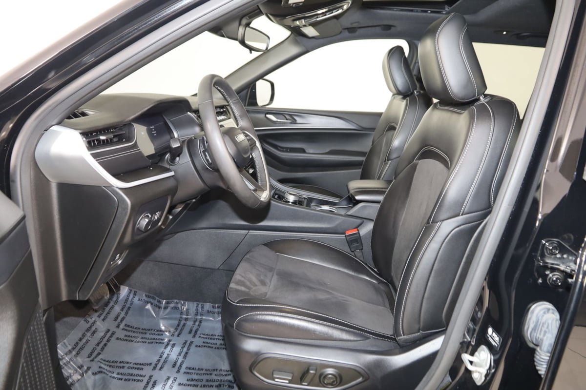Used 2024 Jeep Grand Cherokee Altitude AWD/4WD image 11