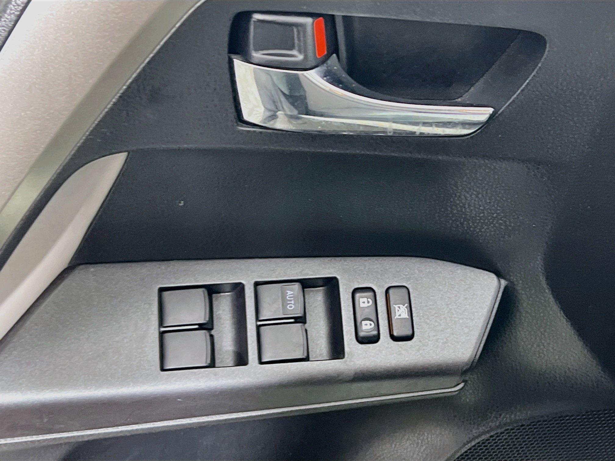 Used 2018 Toyota RAV4 XLE FWD image 16