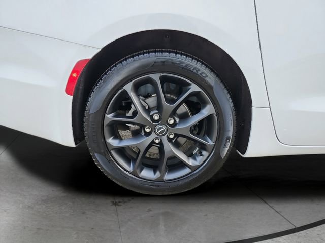 Used 2025 Chrysler Pacifica Limited image 30