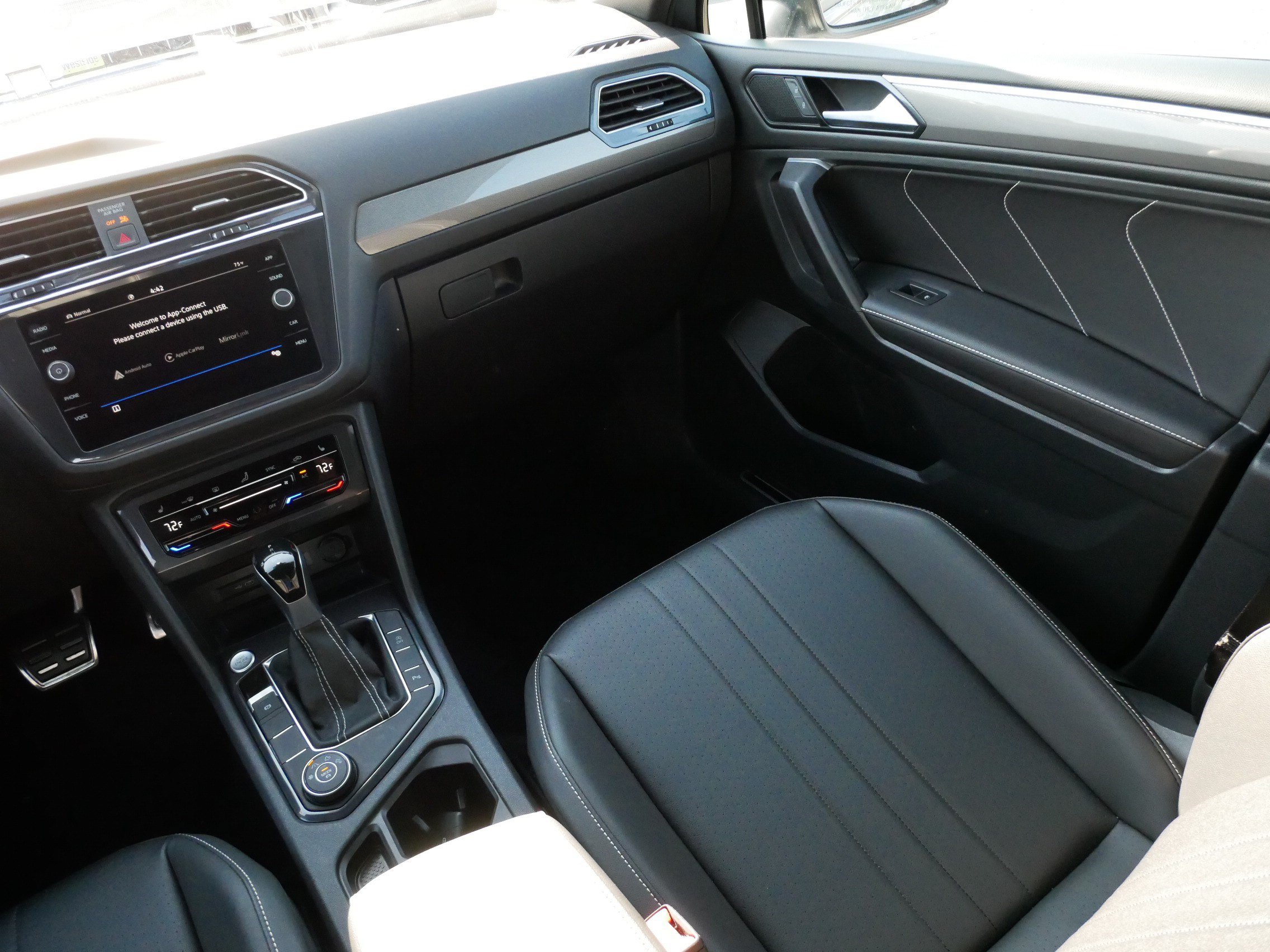 Certified 2023 Volkswagen Tiguan SE R-Line AWD/4WD image 11