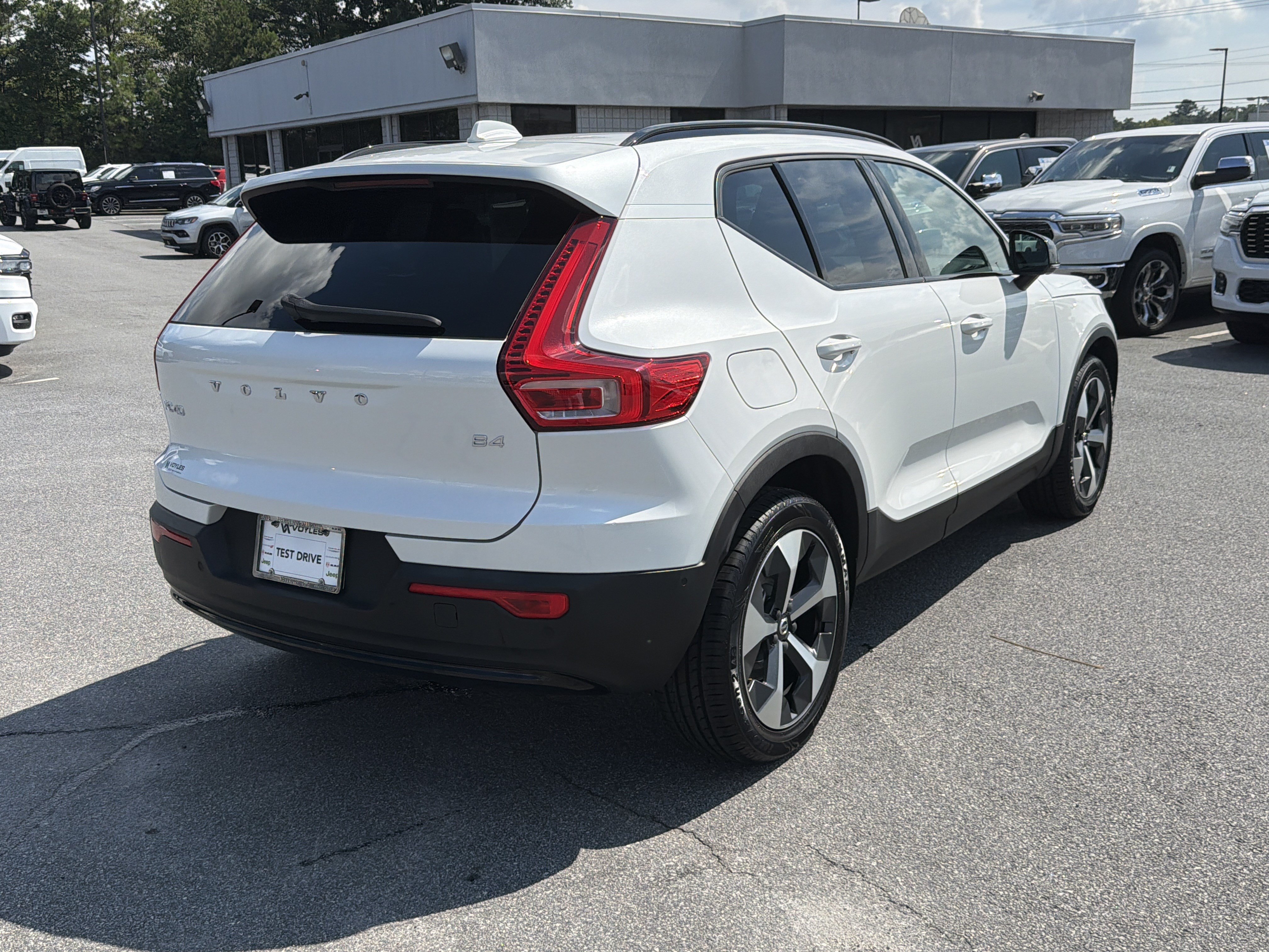 Used 2023 Volvo XC40 B4 Ultimate FWD image 8