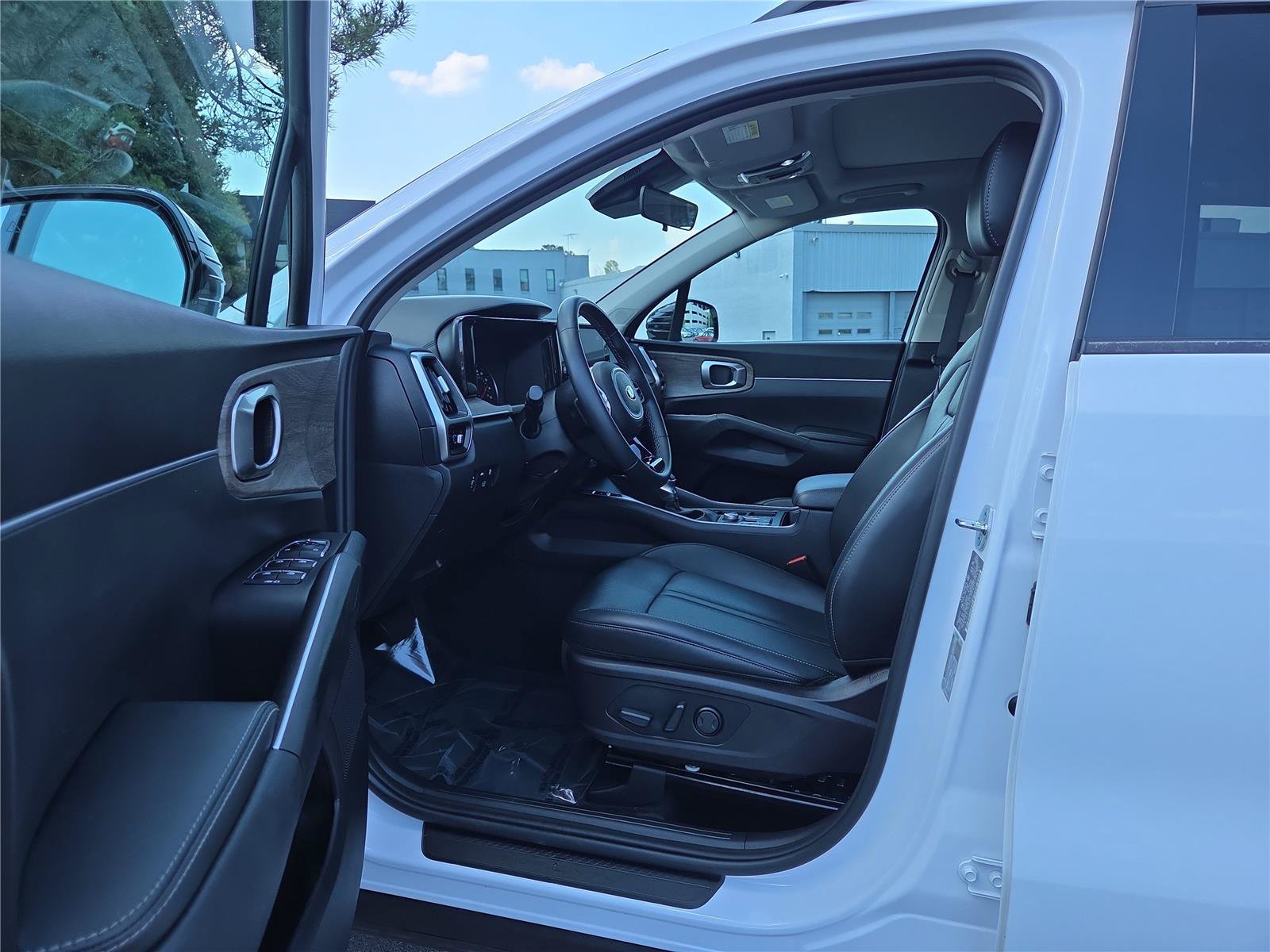 Certified 2021 Kia Sorento EX w/ EX AWD X-Line Package image 15