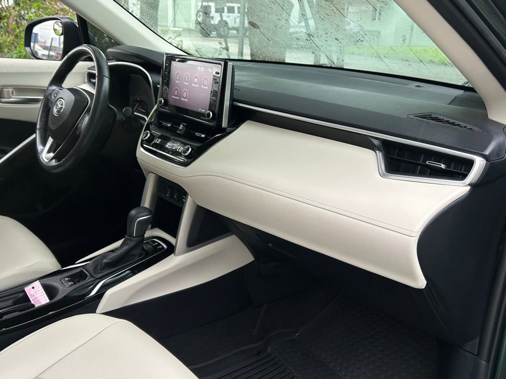 Used 2022 Toyota Corolla Cross XLE image 32